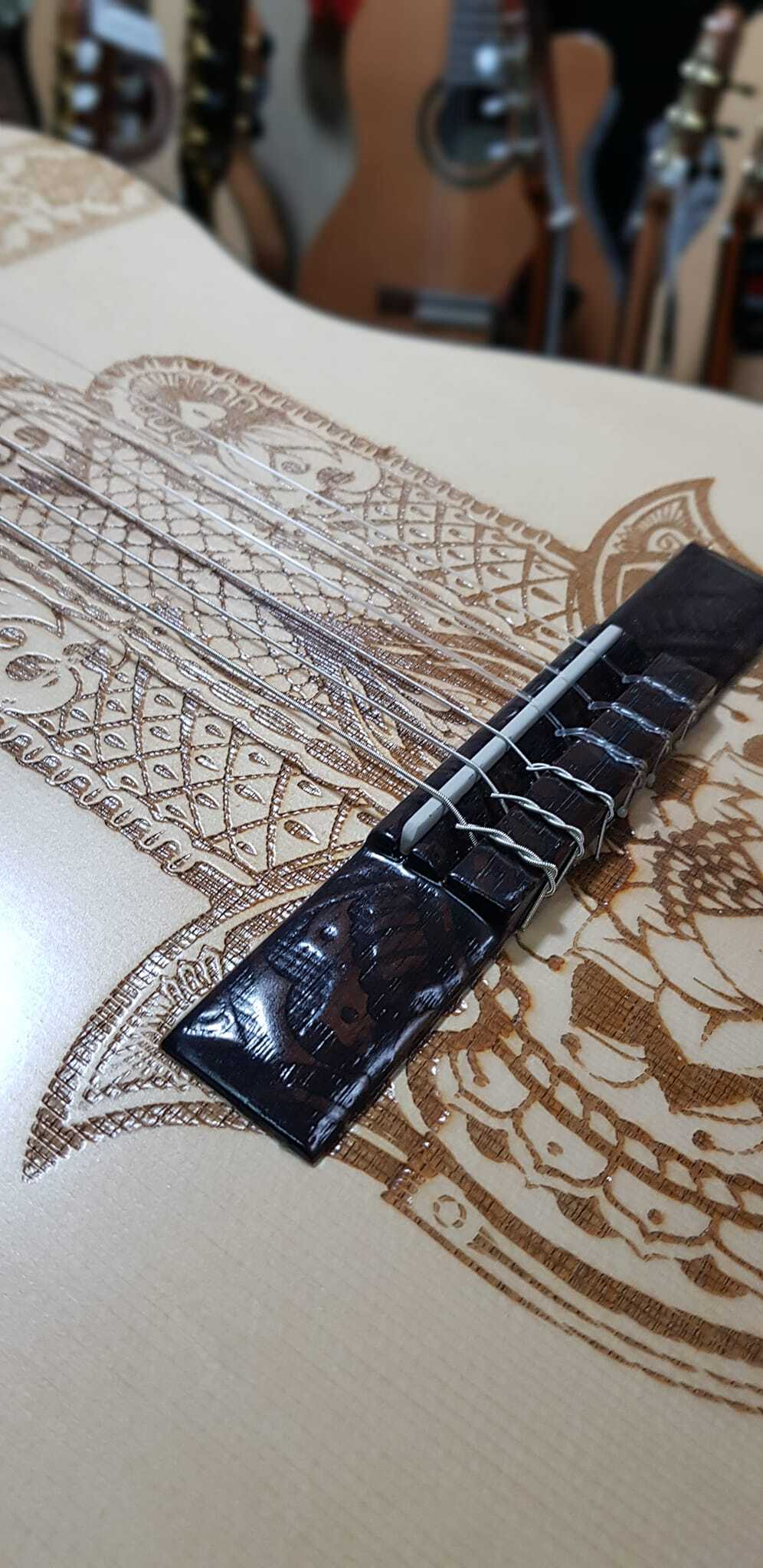 Guitarra Artesana tapa hamsa tatu