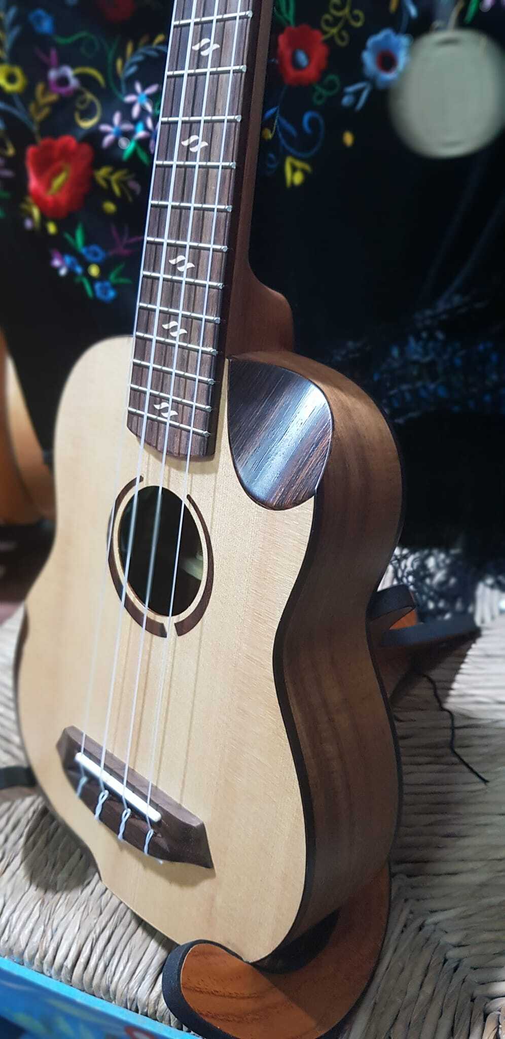 Ukelele eléctrico koa
