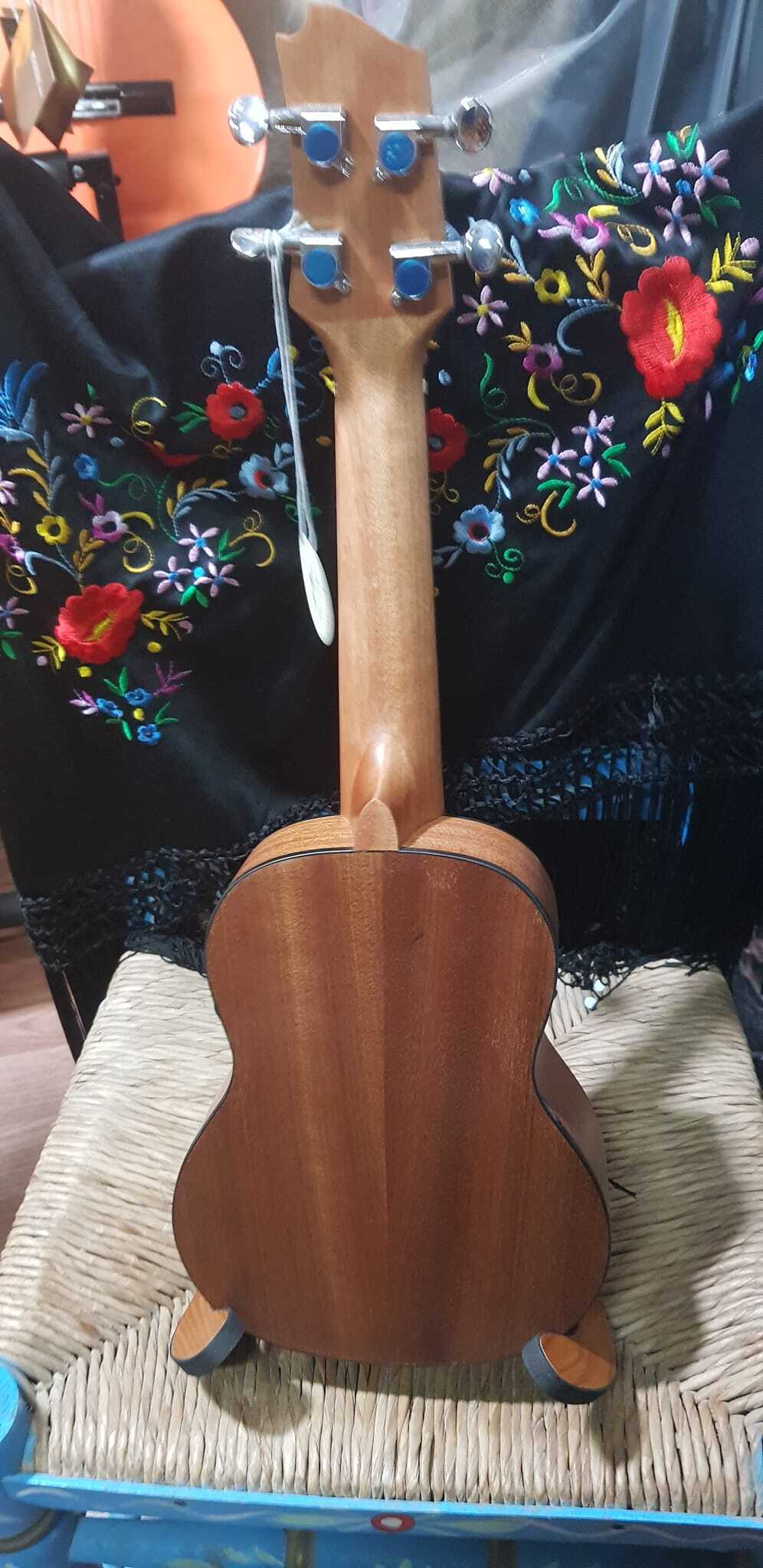Ukelele diseño violín  caoba