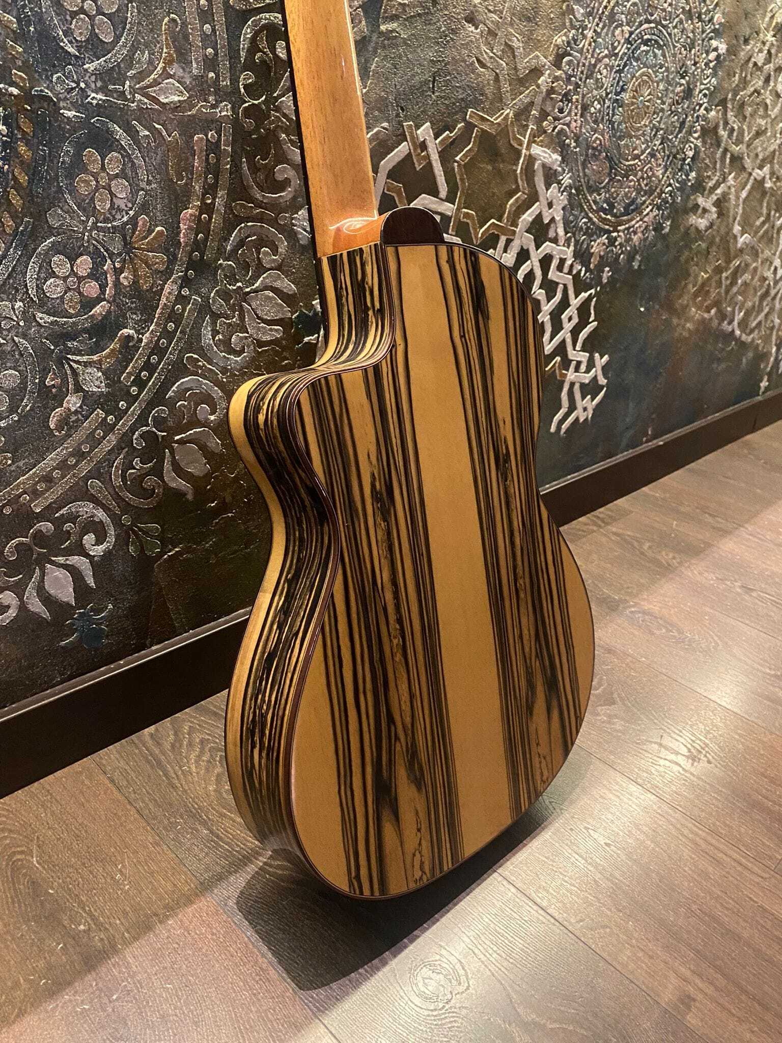 Guitarra artesana exclusiva pica ébano blanco
