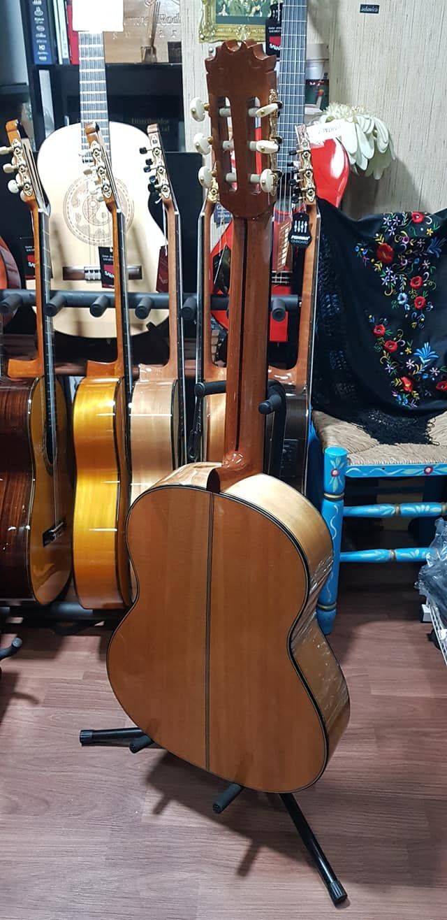 Guitarras Artesanas Antonio de Toledo F17B blanca