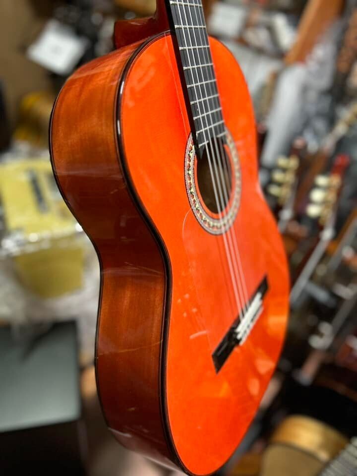 Guitarras Artesanas Antonio de Toledo F17 roja con estuche