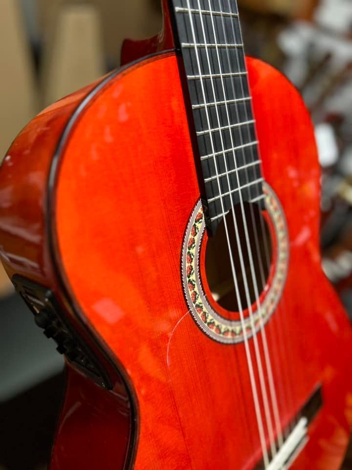 Guitarras Artesanas Antonio de Toledo F17 FISHMAN roja