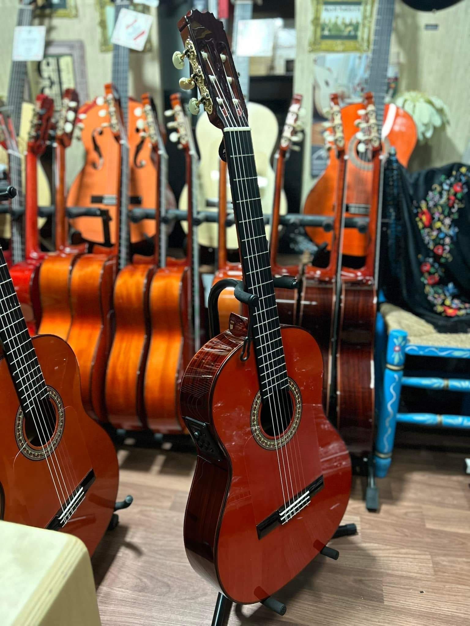 Guitarras Artesanas Antonio de Toledo F17 PALOSANTO fishman roja
