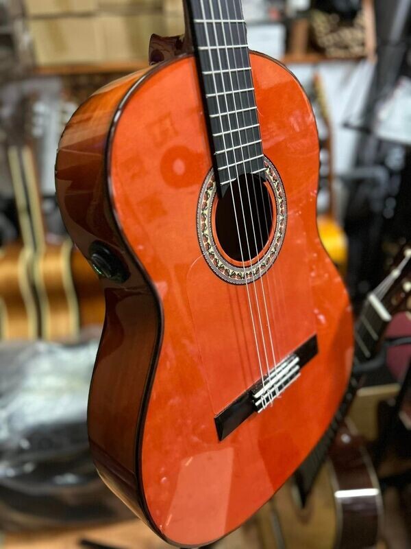 Guitarras Artesanas Antonio de Toledo F17 os1 roja con estuche