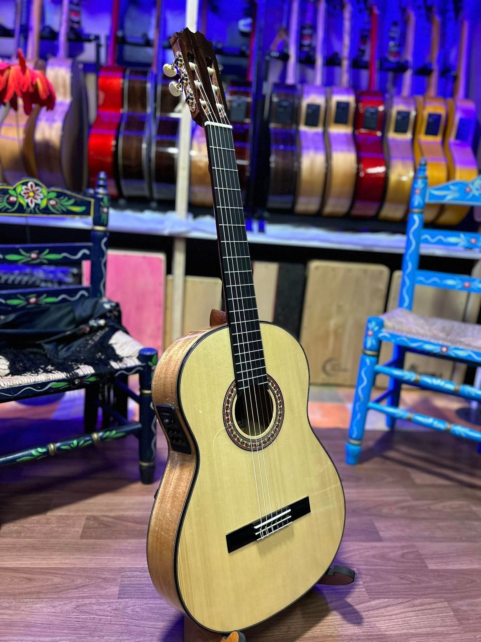 Guitarras Artesanas Antonio de Toledo F17B fishman