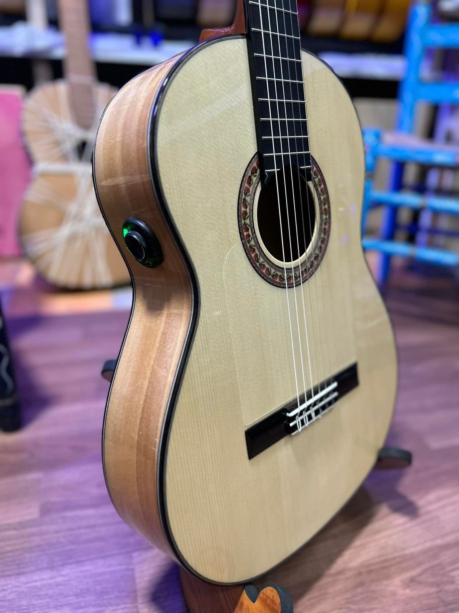 Guitarras Artesanas Antonio de Toledo F17B OS1