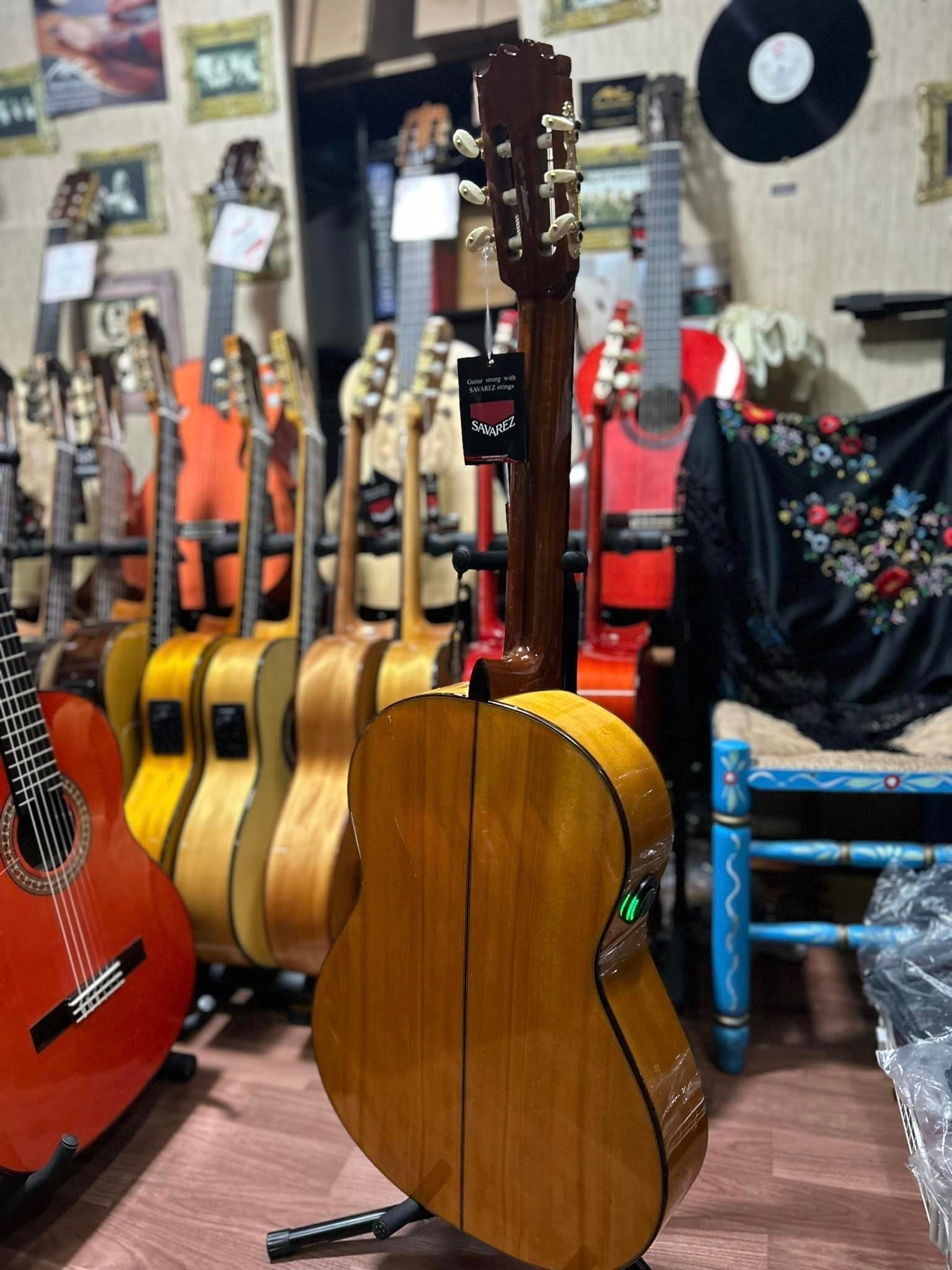 Guitarras Artesanas Antonio de Toledo F17 con OS1 AMARILLA