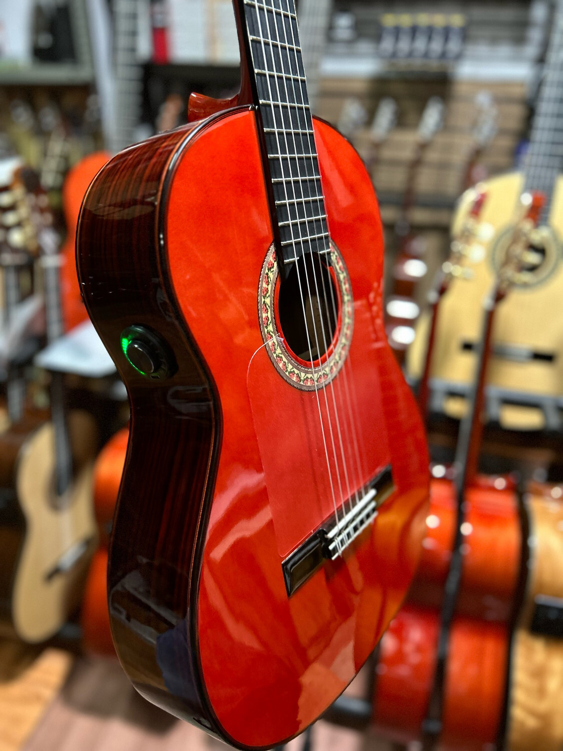 Guitarras Artesanas Antonio de Toledo F17 PALOSANTO OS1 roja con estuche