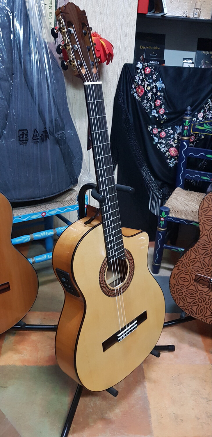 Guitarra Martinez EspañaO8 Cuteway fishman con estuche