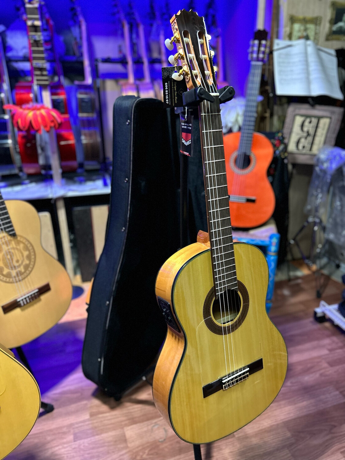 Pack Guitarra José Rincón electrificada con estuche