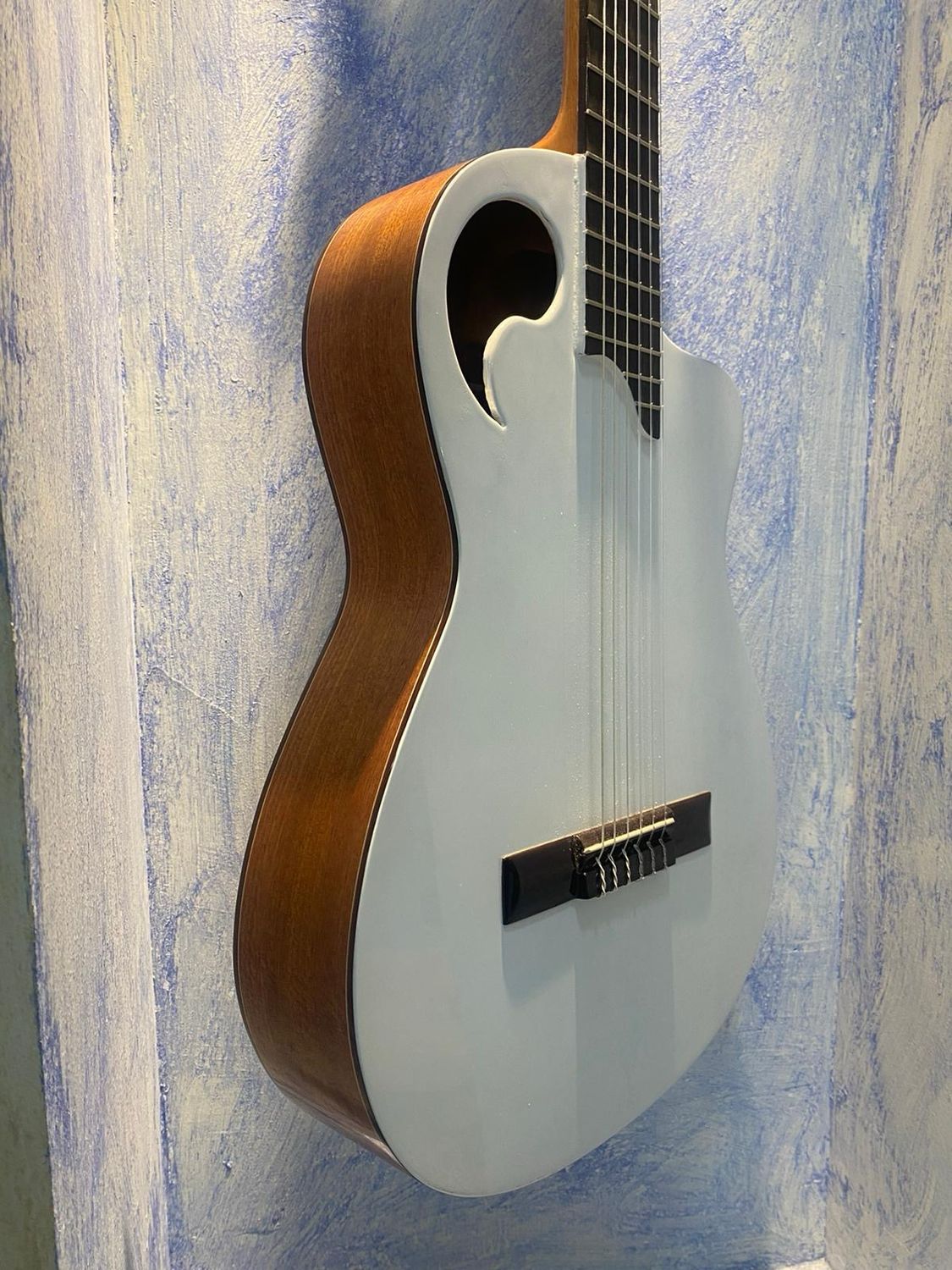 Guitarra artesanal luna blanca