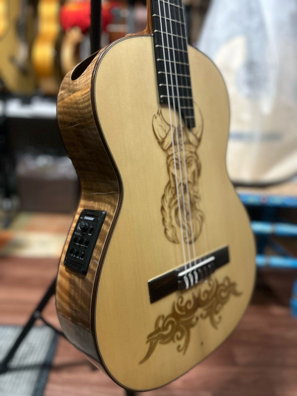 Pack guitarra artesanal vikingo