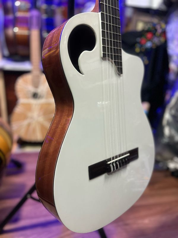 Guitarra estrecha ECF Lágrima blanca