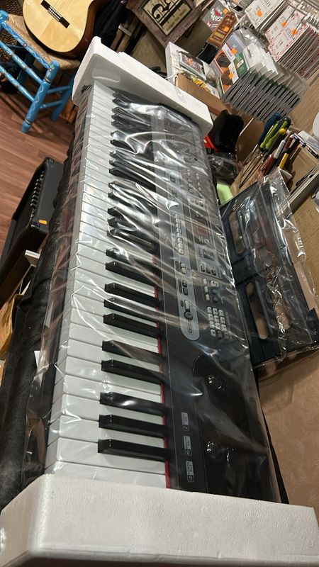 Piano Isaki con soporte y banqueta