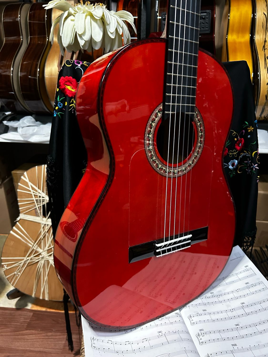 Guitarras Artesanas Antonio de Toledo F17 roja y estuche