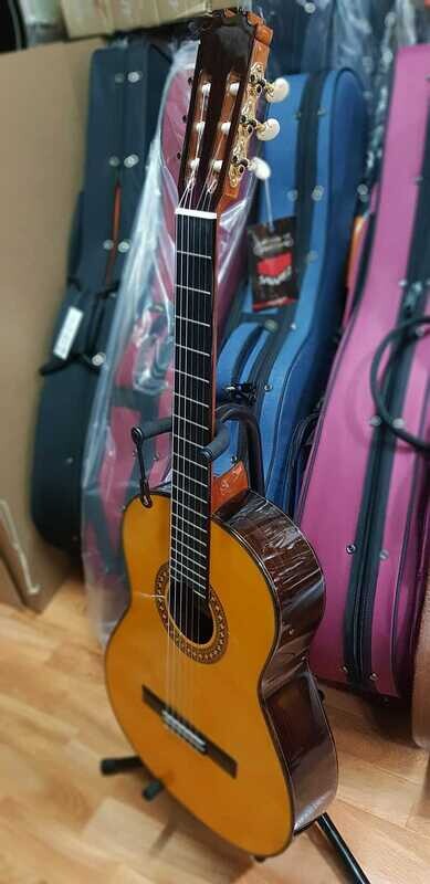 Funda y Guitarras Artesanas Antonio de Toledo F17 Palosanto