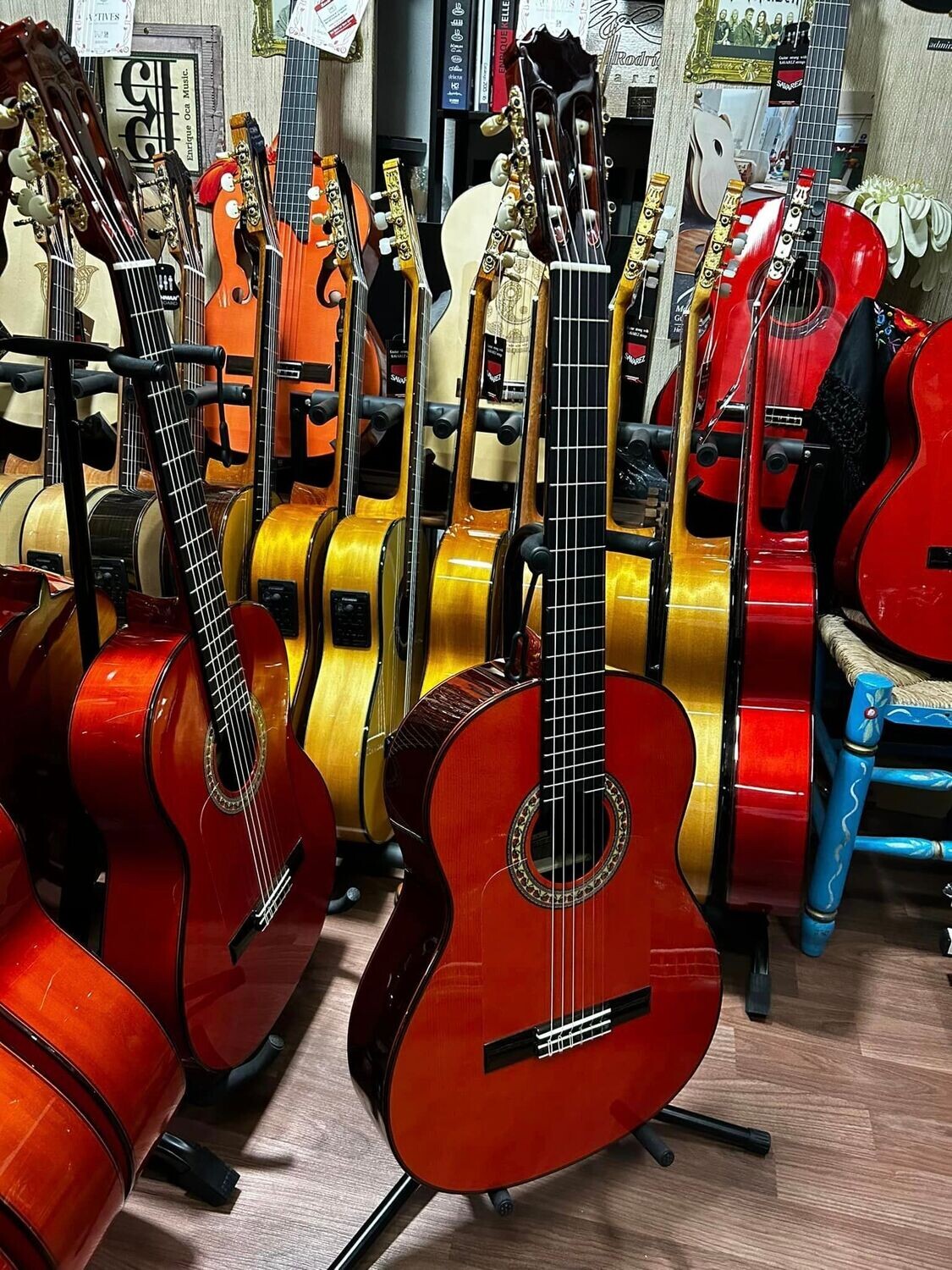 Guitarras Artesanas Antonio de Toledo F17 PALOSANTO roja Fishman