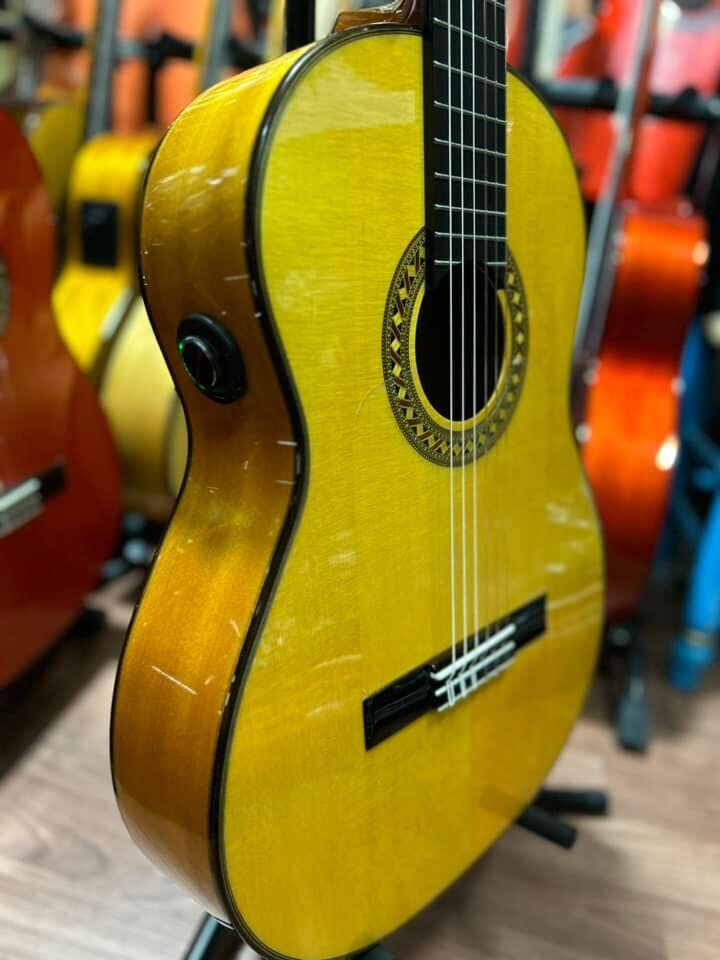 Guitarras Artesanas Antonio de Toledo F17 con OS1 AMARILLA