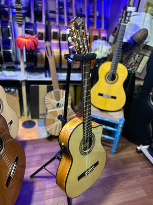 Funda y guitarra flamenca Antonio de Toledo Cuteway con fishman Funda y guitarra flamenca Antonio de Toledo Cuteway con fishman