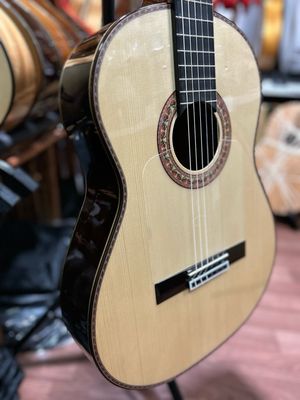 estuche y Guitarra maciza Antonio de Toledo flamenca 240