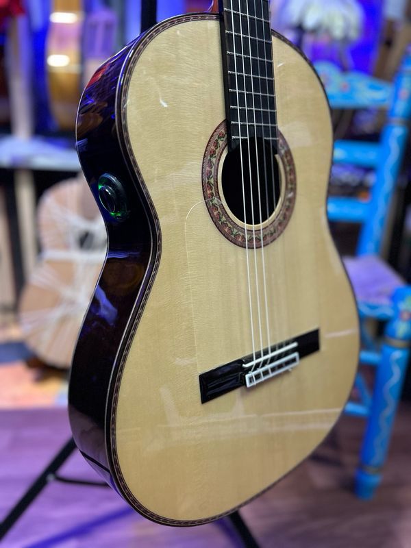 estuche y Guitarra Antonio de Toledo flamenca maciza con Os1 estuche y Guitarra Antonio de Toledo flamenca maciza con Os1