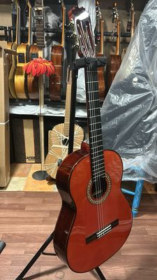 estuche y Guitarras Artesanas Antonio de Toledo F17 PALOSANTO roja