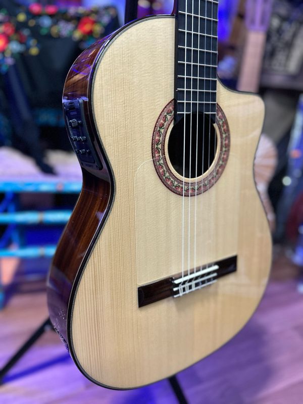 estuche y guitarra Flamenca Antonio de Toledo f17 N Cuteway fishman estuche y guitarra Flamenca Antonio de Toledo f17 N Cuteway fishman