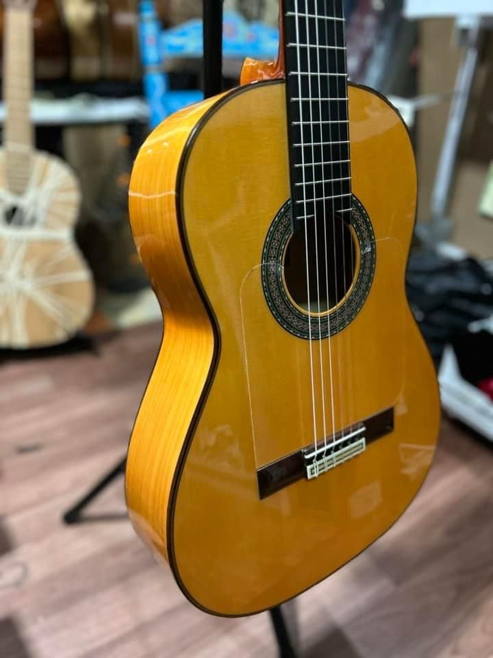 estuche y Guitarra flamenca Antonio de Toledo y8 Cipres