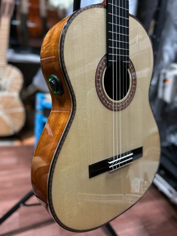 Estuche y Guitarra Antonio de Toledo Flamenca JR4FOS1 Estuche y Guitarra Antonio de Toledo Flamenca JR4FOS1