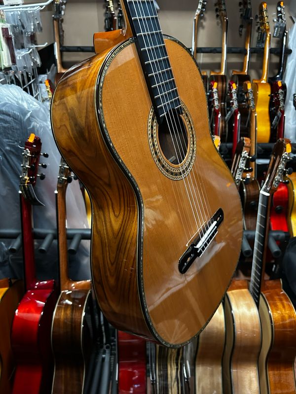 Estuche y Guitarra Antonio de Toledo AA18c Estuche y Guitarra Antonio de Toledo AA18c