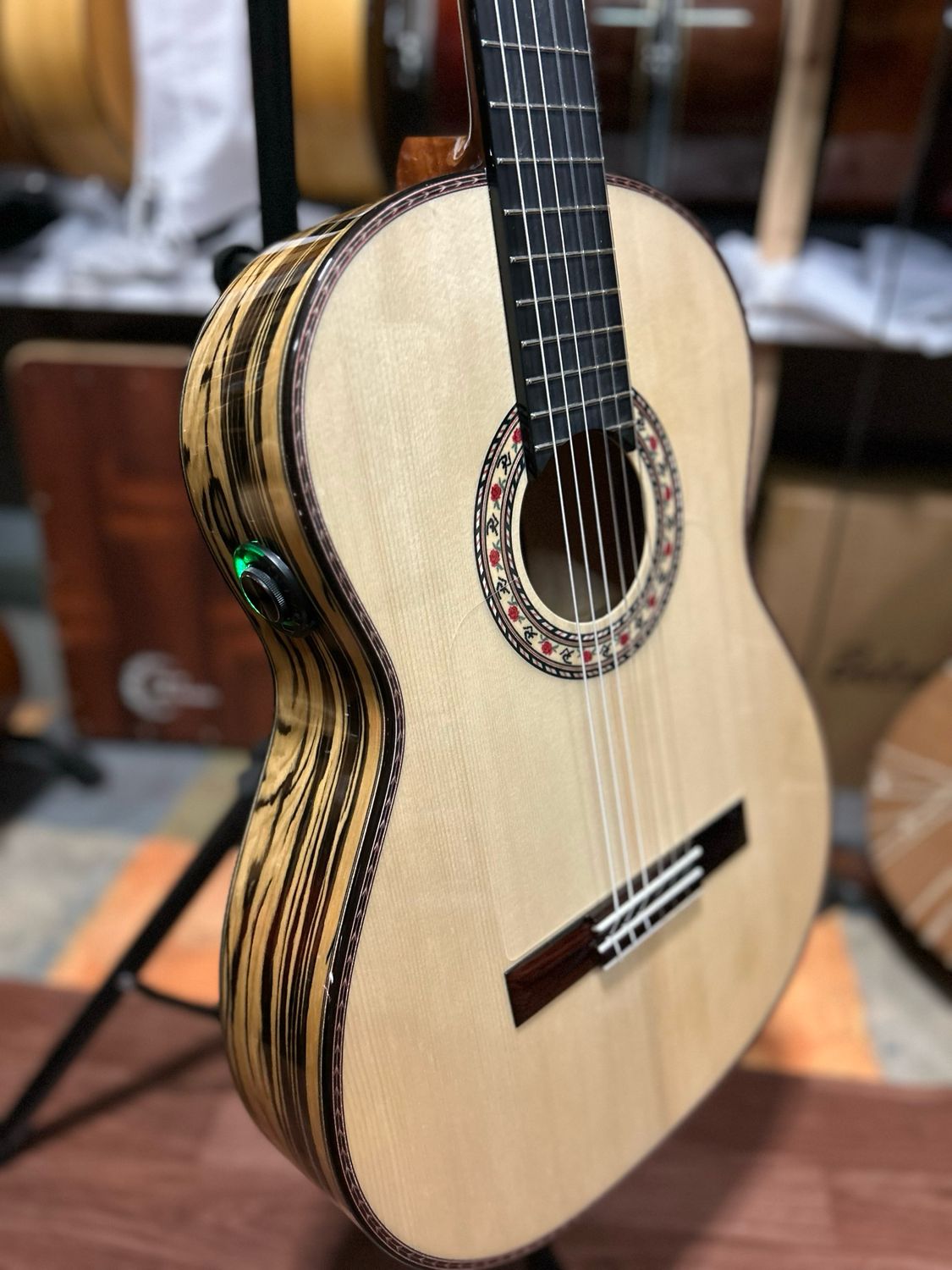 Guitarra flamenca Antonio de Toledo f17 ébano blanco con os1 y funda