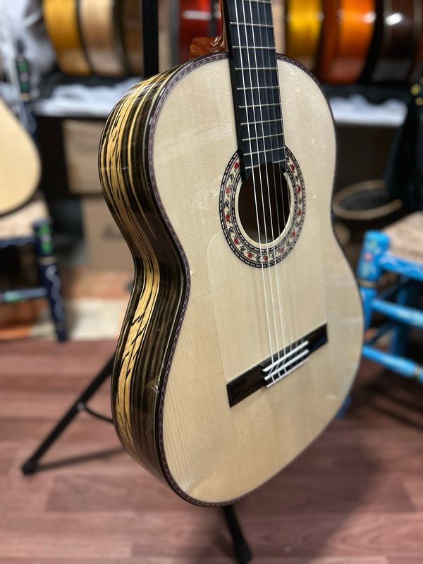 estuche y Guitarra flamenca Antonio de Toledo f17 ébano blanco estuche y Guitarra flamenca Antonio de Toledo f17 ébano blanco