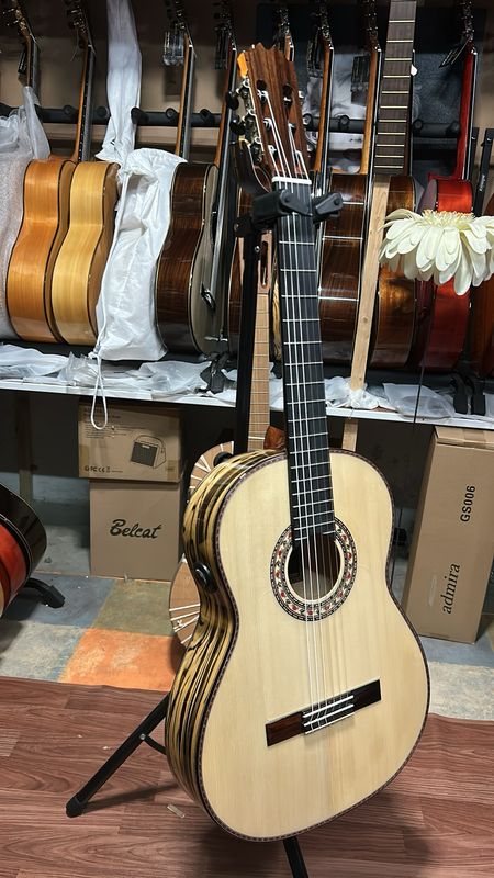 estuche y guitarra flamenca Antonio de Toledo ébano 0s1 estuche y guitarra flamenca Antonio de Toledo ébano 0s1