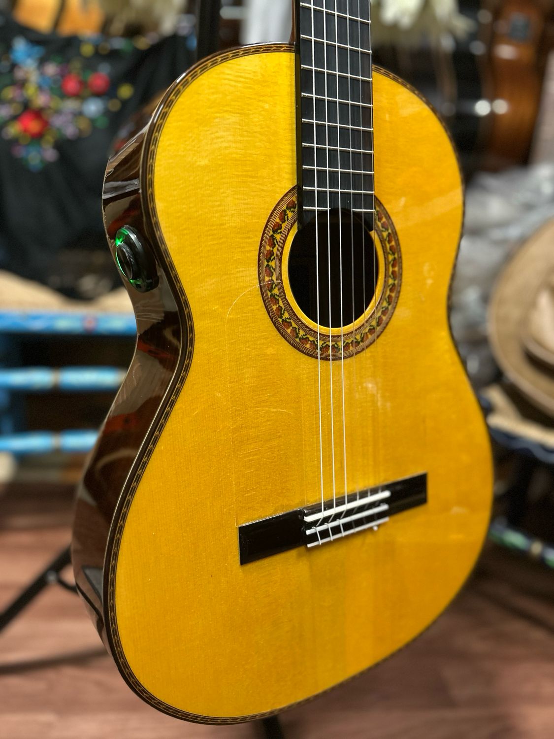 Guitarras Artesanas Antonio de Toledo F17 con OS1 AMARILLA