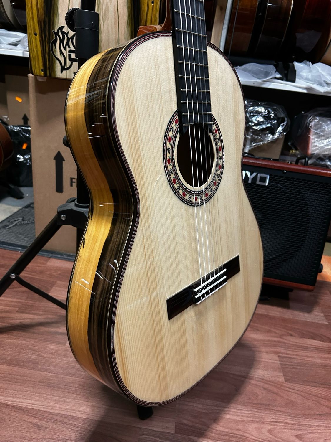 Guitarra flamenca Antonio de Toledo f17 ébano blanco y funda acolchada