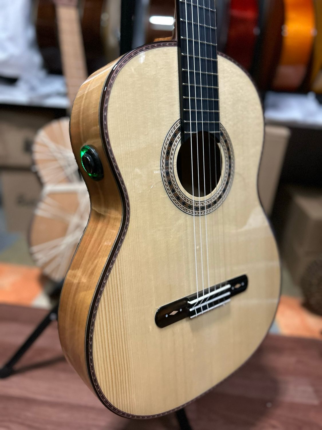 Guitarras Artesanas Antonio de Toledo AAtF17B blanca os1 con estuche