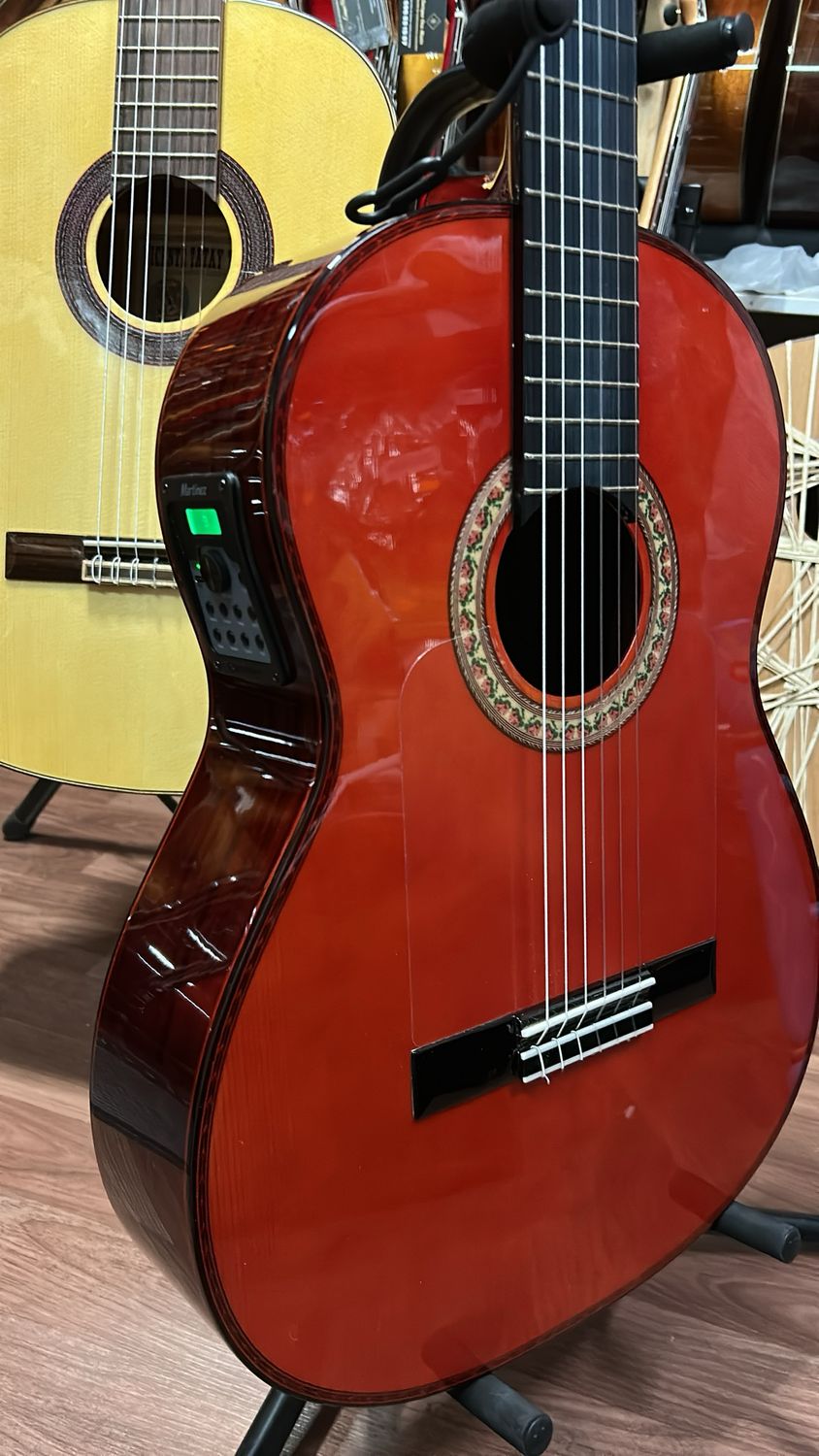 Guitarras Artesanas Antonio de Toledo F17 PALOSANTO Os2 md100 roja y funda