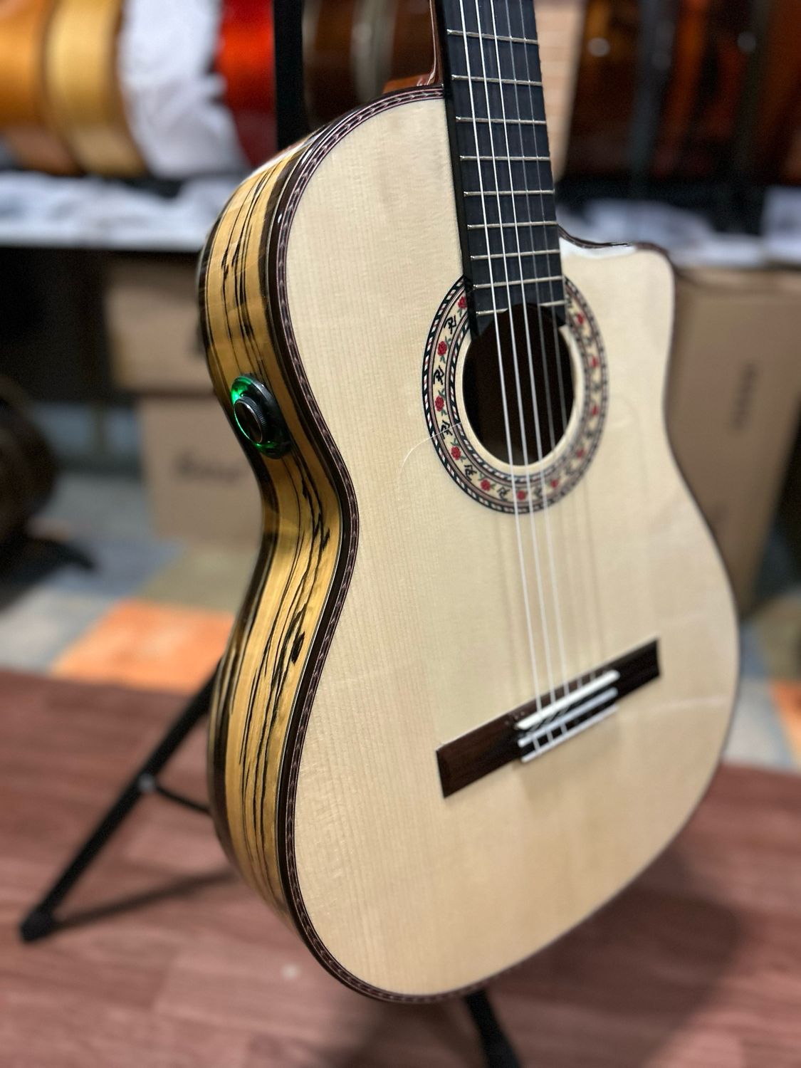 guitarra flamenca Antonio de Toledo ébano Cut 0s1 y funda