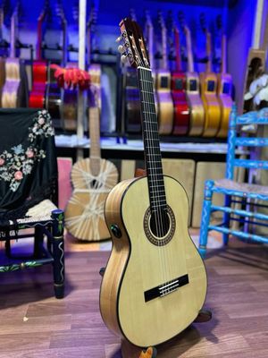 estuche y Guitarras Artesanas Antonio de Toledo F17B OS1