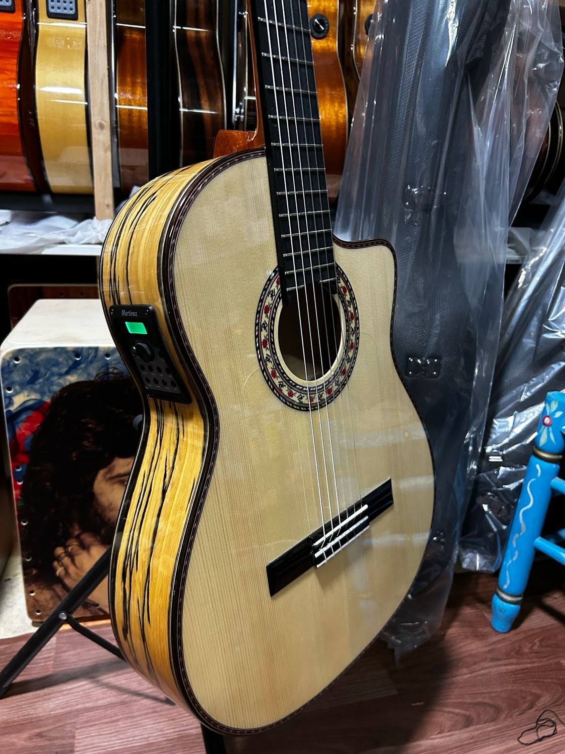 estuche y guitarra flamenca Antonio de Toledo ébano Cut md100 estuche y guitarra flamenca Antonio de Toledo ébano Cut md100