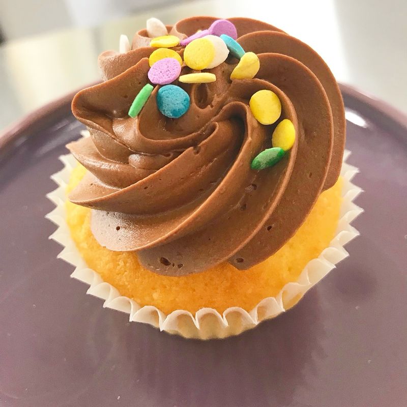 Par-Tay! Cupcake (vanilla cake/chocolate buttercream)