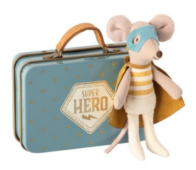 Superheld muis in een koffertje