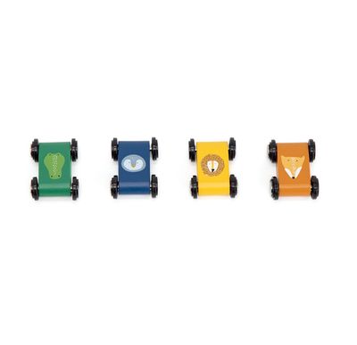 Houten racebaan met 4 auto's
