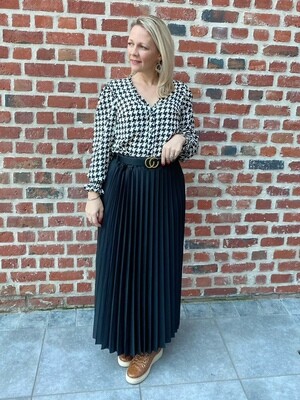 Go with this favorite skirt with belt.