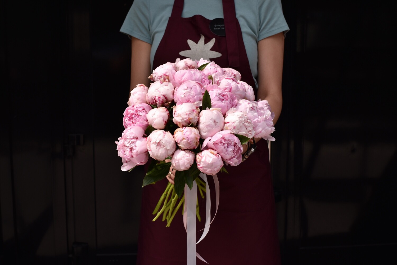 Монобукет с пионами