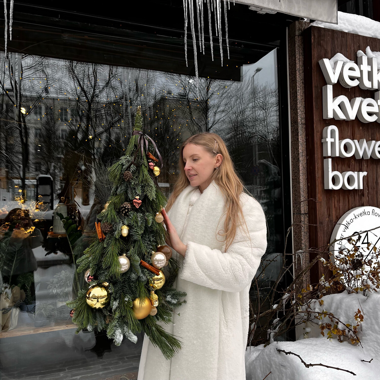 Ёлка ручной работы в золотом декоре