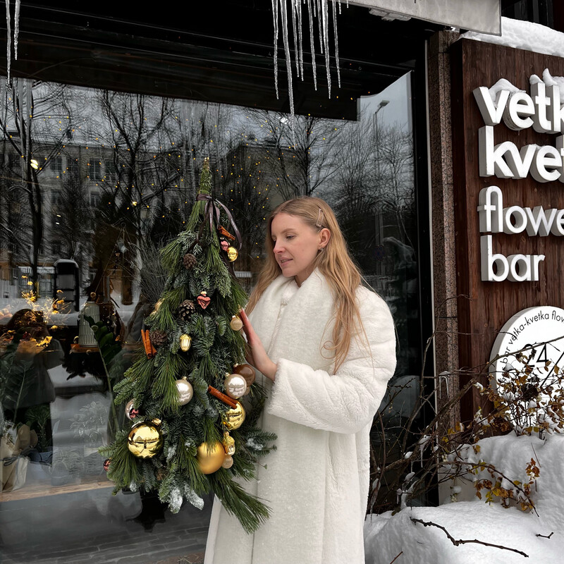 Ёлка ручной работы в золотом декоре