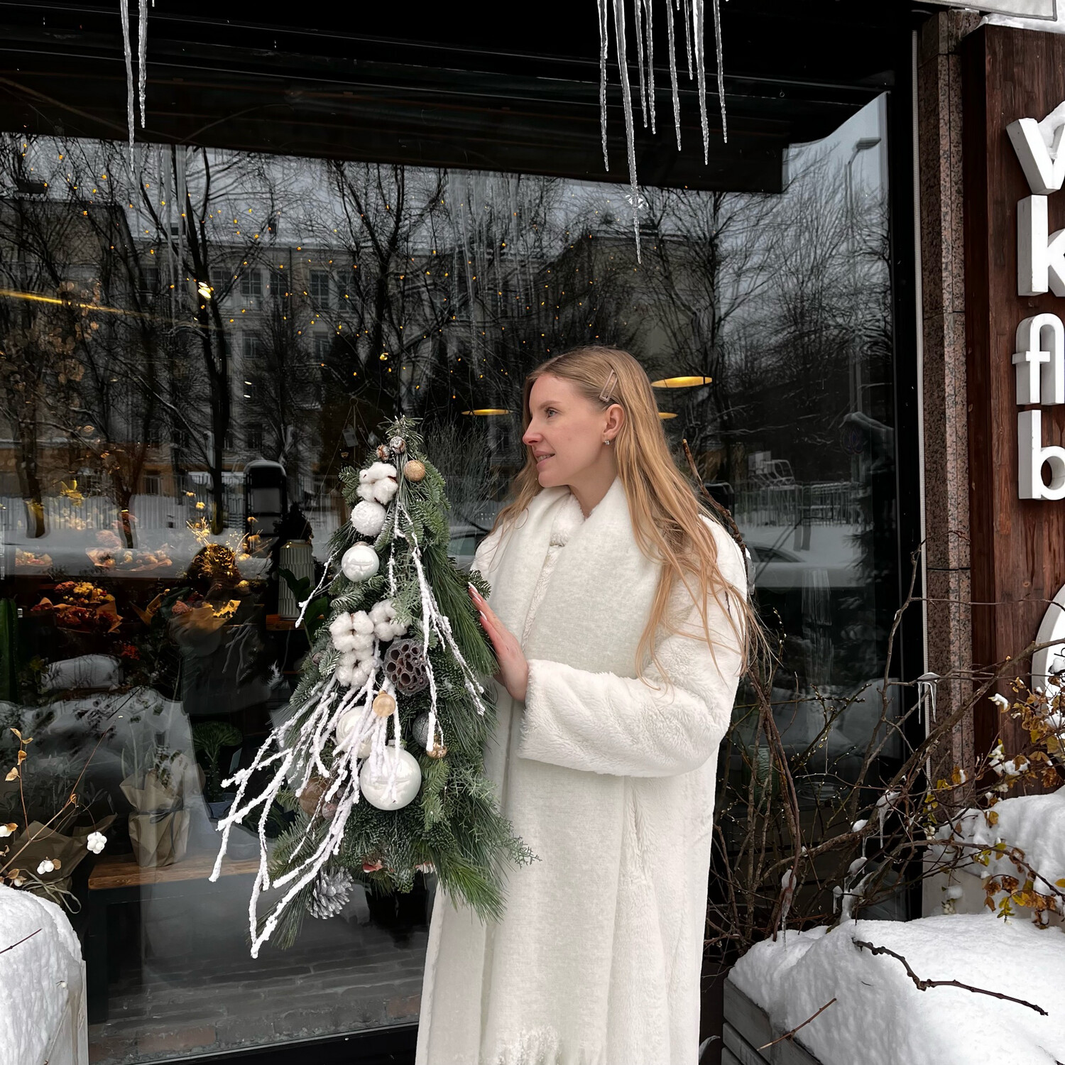 Ёлка с белым декором