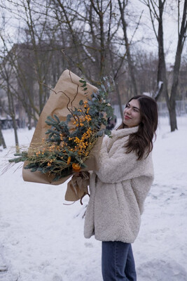 Букет с илексом и нобилисом